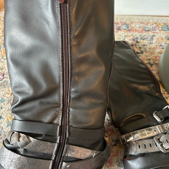 Stylish Black Lined Boots - Picture 4 of 7